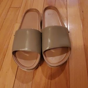 Ladies taupe colored UGG flip flops